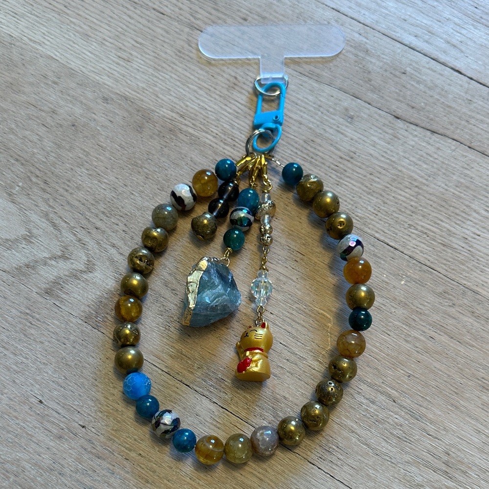 HOMEMADE BY DEE | “Lucky Cat” Phone Charm Bracelet